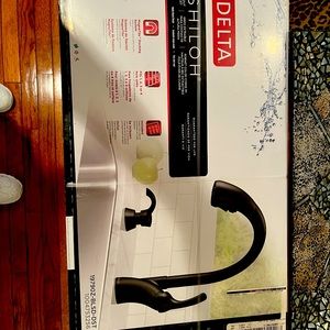 Delta Shiloh kitchen faucet matte black.Includes soap dispenser.